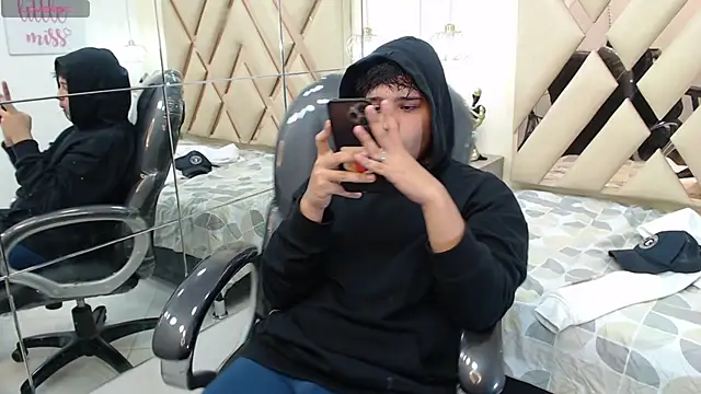 Snapshot of AndrewPherson chatting on January 2025 04:22:02 PM AndrewPherson online show from January 2025 04:22:02 PM