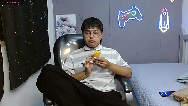 Snapshot of AndrewPherson chatting on January 2025 07:56:02 PM AndrewPherson online show from January 2025 07:56:02 PM