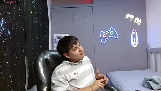 Snapshot of AndrewPherson chatting on January 2025 11:00:01 PM AndrewPherson online show from January 2025 11:00:01 PM