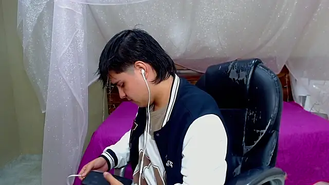 Snapshot of AndrewPherson chatting on March 2025 12:18:02 PM AndrewPherson online show from March 2025 12:18:02 PM