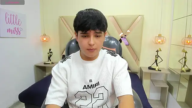 Snapshot of AndrewPherson chatting on April 2026 01:37:02 PM AndrewPherson online show from April 2026 01:37:02 PM