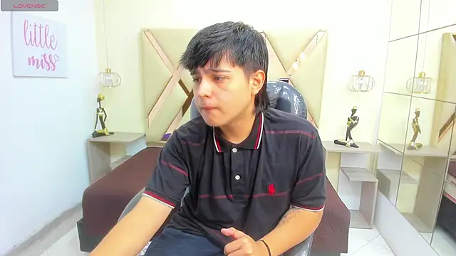 Snapshot of AndrewPherson chatting on April 2026 01:01:02 PM AndrewPherson online show from April 2026 01:01:02 PM