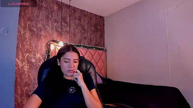 Snapshot of SKYLERWHIITEE chatting on December 2024 06:14:01 AM SKYLERWHIITEE online show from December 2024 06:14:01 AM