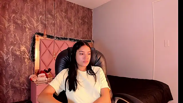 Snapshot of SKYLERWHIITEE chatting on December 2024 06:23:01 AM SKYLERWHIITEE online show from December 2024 06:23:01 AM