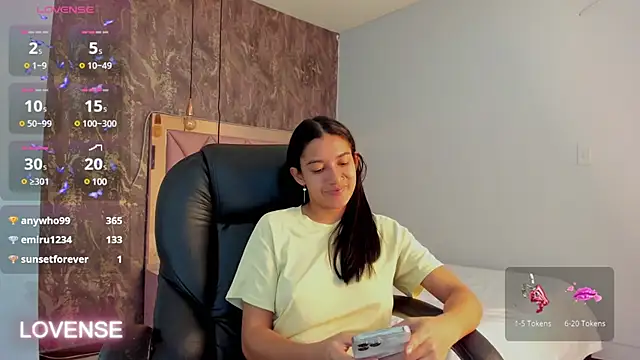 Snapshot of SKYLERWHIITEE chatting on February 2025 05:35:02 AM SKYLERWHIITEE online show from February 2025 05:35:02 AM