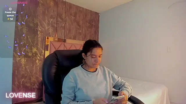 Snapshot of SKYLERWHIITEE chatting on February 2025 03:43:01 AM SKYLERWHIITEE online show from February 2025 03:43:01 AM