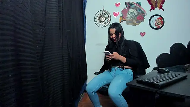 Snapshot of thakytona chatting on December 2024 01:21:01 AM thakytona online show from December 2024 01:21:01 AM