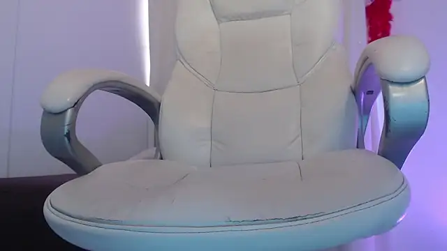 Snapshot of Xileny-Halliwey chatting on November 2025 03:50:01 PM Xileny-Halliwey online show from November 2025 03:50:01 PM