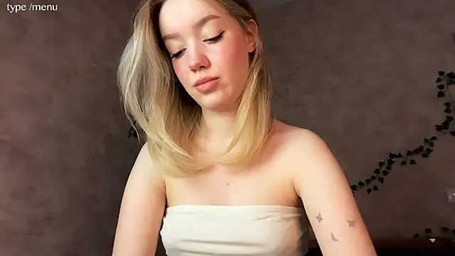 Snapshot of cutiemia0 chatting on April 2026 05:40:02 AM cutiemia0 online show from April 2026 05:40:02 AM