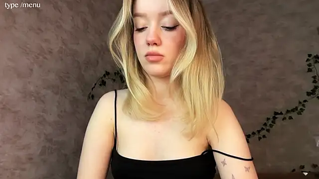 Snapshot of cutiemia0 chatting on April 2026 06:03:02 AM cutiemia0 online show from April 2026 06:03:02 AM