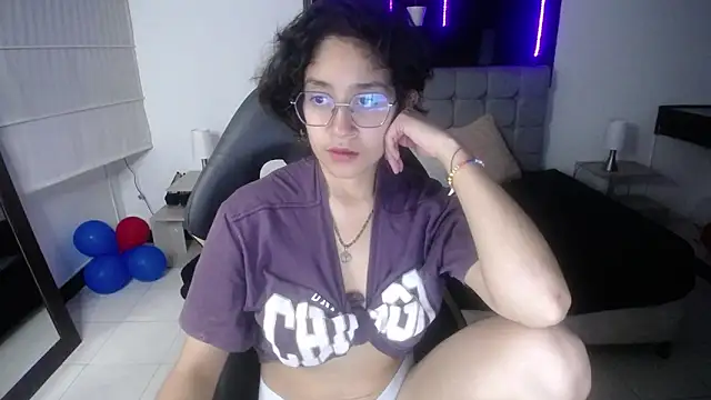 Lili Gomez  online show from March 2025 01:46:01 PM