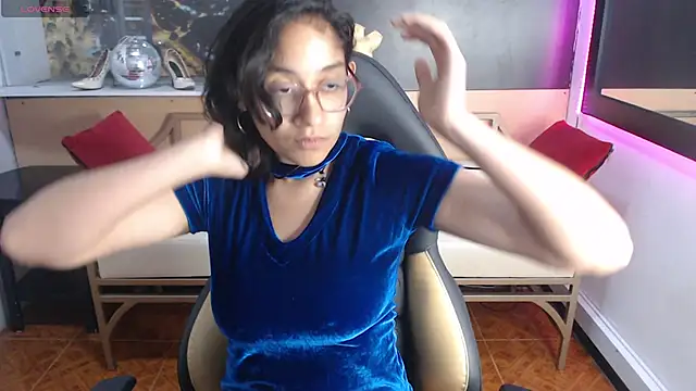 Lili Gomez  online show from September 2025 01:44:02 PM