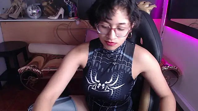 Lili Gomez  online show from October 2025 01:20:01 PM