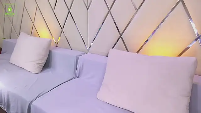 Snapshot of Ishtar_Divine chatting on January 2025 04:47:01 AM Ishtar Divine online show from January 2025 04:47:01 AM