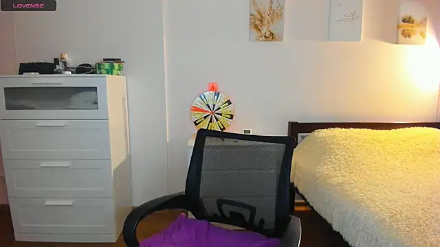 Snapshot of Ellista chatting on April 2026 01:10:01 AM Ellista online show from April 2026 01:10:01 AM