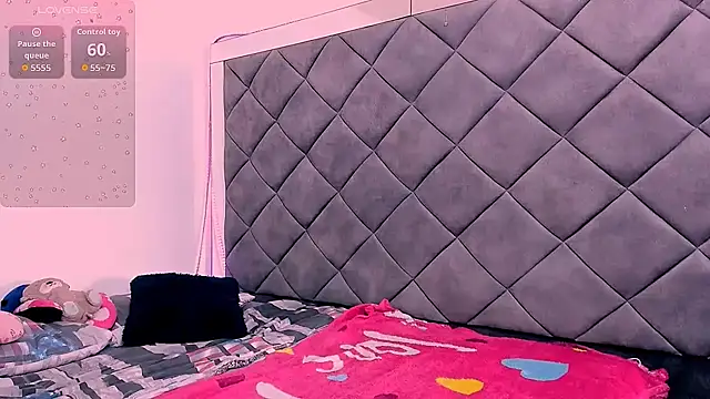 Nellyhills online show from November 2025 06:08:01 PM