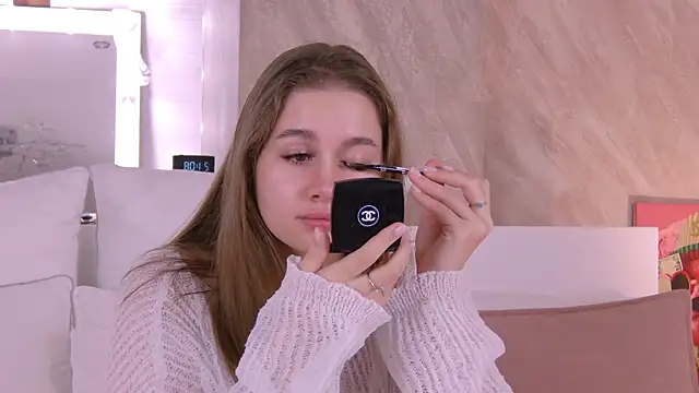 EllieHayes online show from November 2025 06:07:02 PM