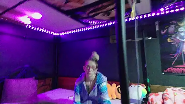 Snapshot of Stonermama666420 chatting on December 2025 04:18:02 AM Stonermama666420 online show from December 2025 04:18:02 AM