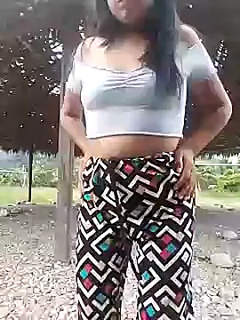 Snapshot of Danna-linyi chatting on December 2024 09:33:01 PM Danna-linyi online show from December 2024 09:33:01 PM