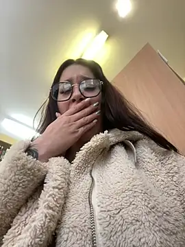 Snapshot of VikiDemi chatting on December 2024 10:24:01 AM VikiDemi online show from December 2024 10:24:01 AM