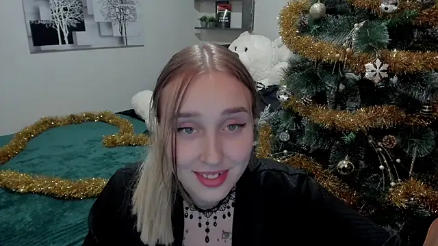 Snapshot of LinaTruly chatting on December 2024 11:13:02 PM LinaTruly online show from December 2024 11:13:02 PM
