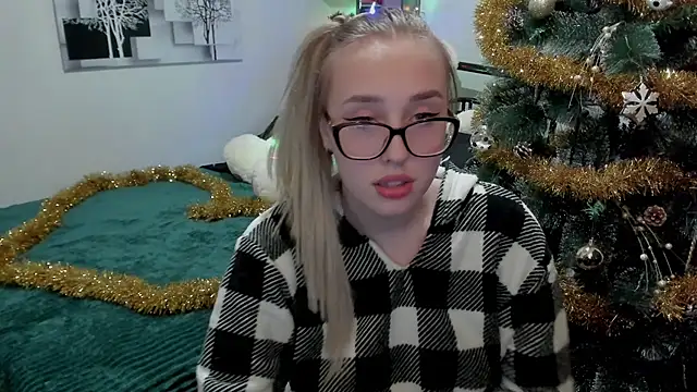 Snapshot of LinaTruly chatting on December 2024 08:03:02 PM LinaTruly online show from December 2024 08:03:02 PM