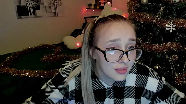 Snapshot of LinaTruly chatting on December 2024 11:06:02 PM LinaTruly online show from December 2024 11:06:02 PM