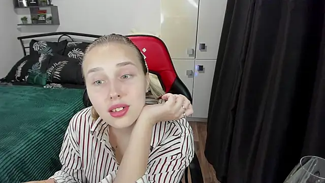 Snapshot of LinaTruly chatting on October 2025 09:24:01 PM LinaTruly online show from October 2025 09:24:01 PM