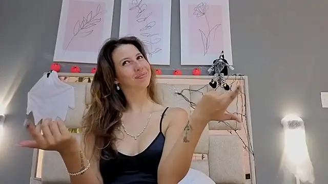 jolie lov online show from October 2025 01:07:01 PM