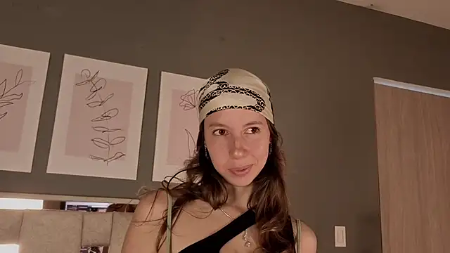 jolie lov online show from November 2025 01:33:02 PM