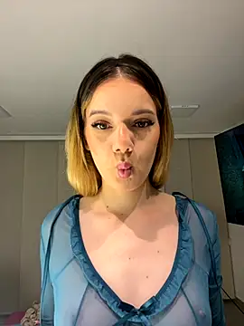 Snapshot of NicoleCut chatting on November 2025 10:27:01 AM NicoleCut online show from November 2025 10:27:01 AM