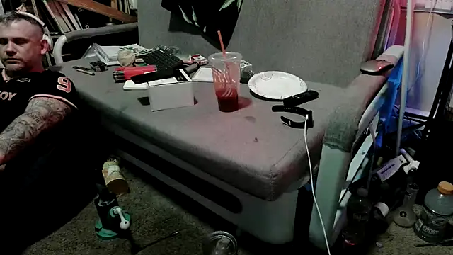 Snapshot of TwoFarty240 chatting on March 2026 03:43:01 AM TwoFarty240 online show from March 2026 03:43:01 AM