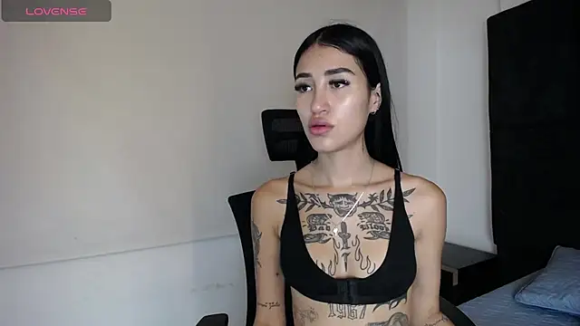 Snapshot of Cassie_howard_ chatting on December 2024 05:16:02 AM Cassie howard online show from December 2024 05:16:02 AM