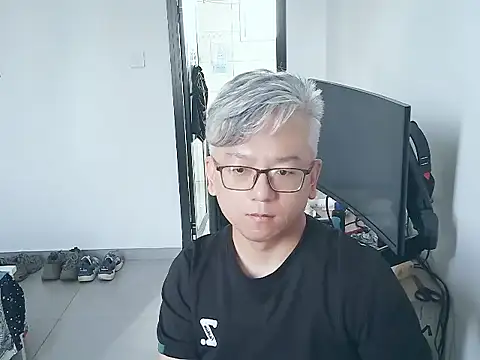 Snapshot of leoUSIR chatting on September 2025 01:17:01 AM leoUSIR online show from September 2025 01:17:01 AM