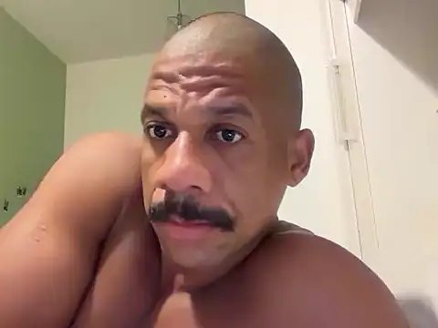 Snapshot of VHugoE chatting on April 2026 06:05:01 AM VHugoE online show from April 2026 06:05:01 AM