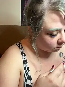 Snapshot of SleazeLouize chatting on February 2025 02:05:02 AM SleazeLouize online show from February 2025 02:05:02 AM