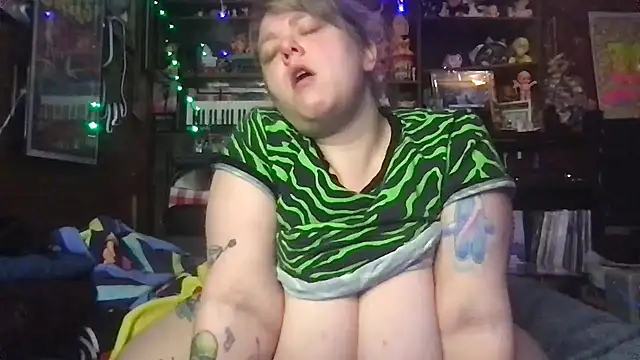 Snapshot of SleazeLouize chatting on December 2025 04:39:02 AM SleazeLouize online show from December 2025 04:39:02 AM