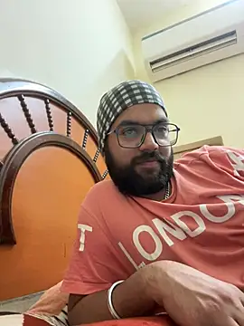 Snapshot of Arsh_Loves_Luv chatting on December 2024 07:49:02 PM Arsh Loves Luv online show from December 2024 07:49:02 PM