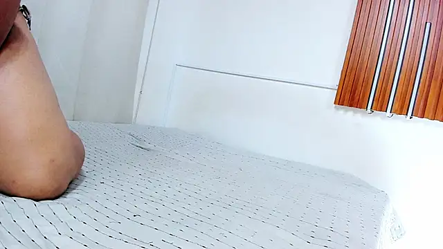 Snapshot of cristall_hott chatting on January 2026 02:22:01 PM cristall hott online show from January 2026 02:22:01 PM