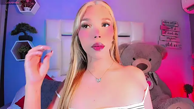 Snapshot of Aileen_18 chatting on September 2025 08:32:02 PM Aileen 18 online show from September 2025 08:32:02 PM