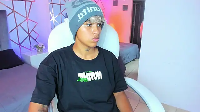 Snapshot of Dominick_jones chatting on January 2025 08:31:02 PM Dominick jones online show from January 2025 08:31:02 PM