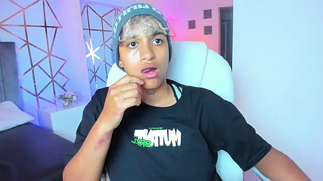 Snapshot of Dominick_jones chatting on January 2025 01:11:01 AM Dominick jones online show from January 2025 01:11:01 AM