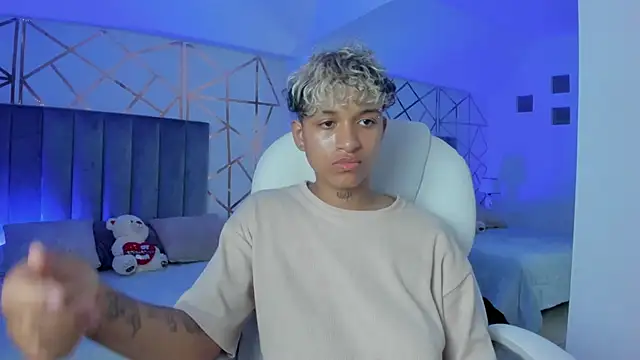 Snapshot of Dominick_jones chatting on January 2025 11:34:02 PM Dominick jones online show from January 2025 11:34:02 PM