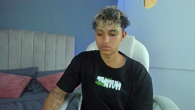 Snapshot of Dominick_jones chatting on January 2025 03:25:01 PM Dominick jones online show from January 2025 03:25:01 PM