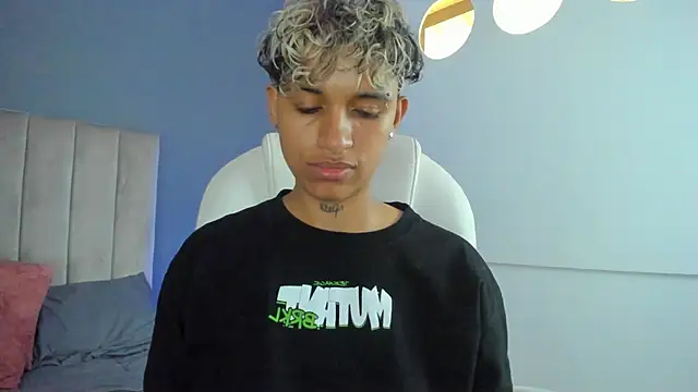 Snapshot of Dominick_jones chatting on January 2025 06:27:02 PM Dominick jones online show from January 2025 06:27:02 PM