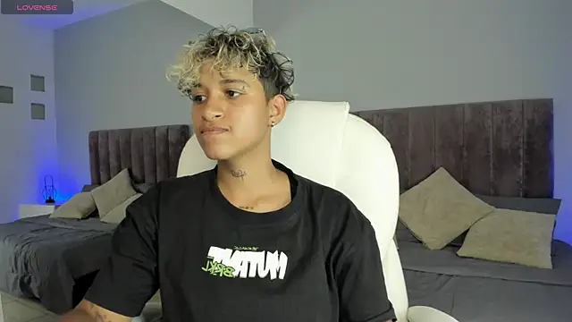 Snapshot of Dominick_jones chatting on January 2025 08:07:02 PM Dominick jones online show from January 2025 08:07:02 PM