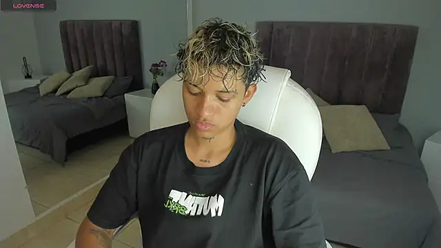 Snapshot of Dominick_jones chatting on January 2025 07:51:02 PM Dominick jones online show from January 2025 07:51:02 PM