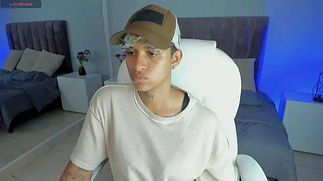 Snapshot of Dominick_jones chatting on January 2025 10:51:02 PM Dominick jones online show from January 2025 10:51:02 PM