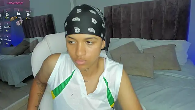 Snapshot of Dominick_jones chatting on January 2025 10:42:01 PM Dominick jones online show from January 2025 10:42:01 PM