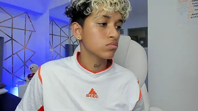 Snapshot of Dominick_jones chatting on February 2025 01:56:01 AM Dominick jones online show from February 2025 01:56:01 AM